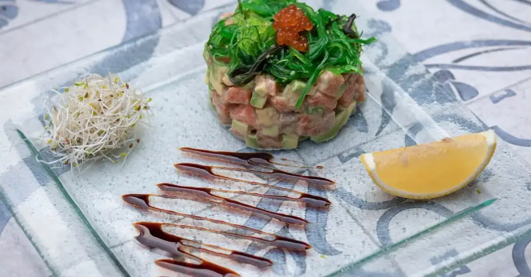 Zdrowa i lekka sałatka z koperkiem i makaronem ryżowym – idealne danie