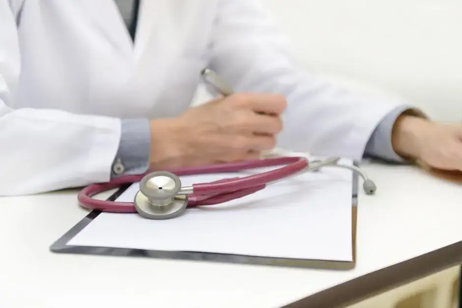 Zwolnienie lekarskie po ustaniu zatrudnienia – jakie dokumenty do ZUS?