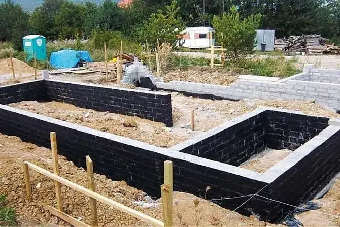 Jak uszczelnić przeciekający fundament: skuteczna naprawa krok po kroku