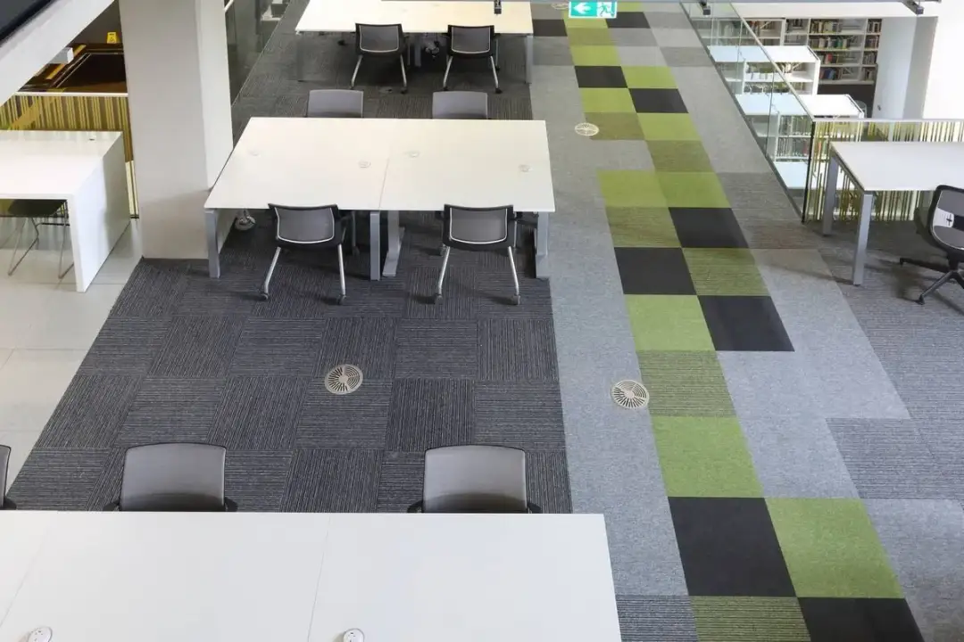 Wykładzina biurowa w kostkach: zalety, rodzaje i zastosowanie