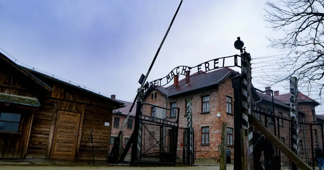 Jak wygląda zwiedzanie Auschwitz? Kluczowe informacje i porady