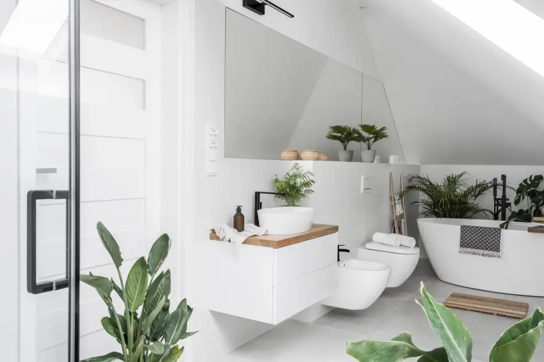 Jak kreatywnie urządzić małą łazienkę na poddaszu: 8 praktycznych porad