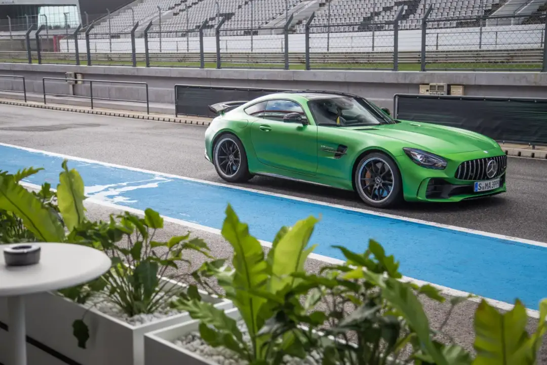Mercedes AMG GT R – moc, osiągi i unikalne cechy, które zachwycają