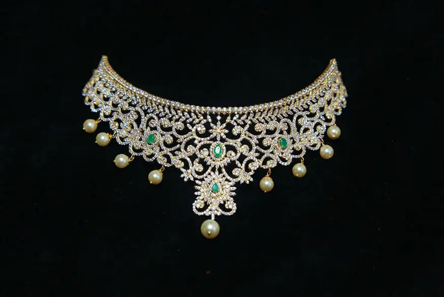 Co oznacza naszyjnik choker? Historia, styl i jego znaczenie