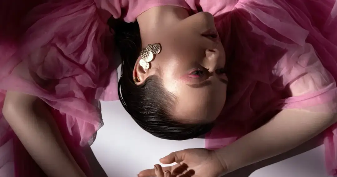 Różowa sukienka i kolczyki: dobierz idealne! Porady stylistki