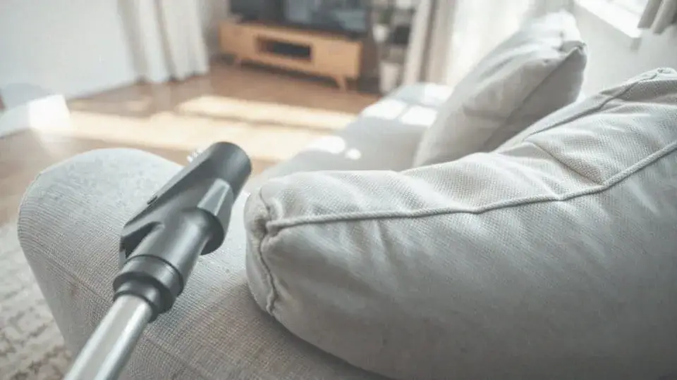 Ile kosztuje czyszczenie kanapy? Sprawdź ceny i ukryte koszty