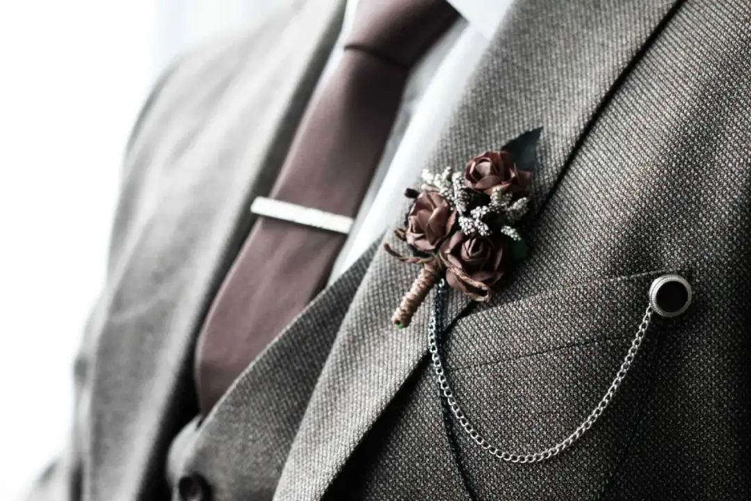 Kwiat w butonierce: Kompletny przewodnik po męskiej elegancji