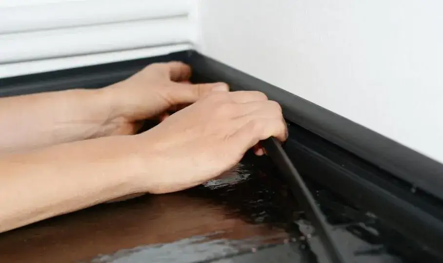 Jak schować kable w listwie przypodłogowej - proste sposoby na estetykę wnętrza