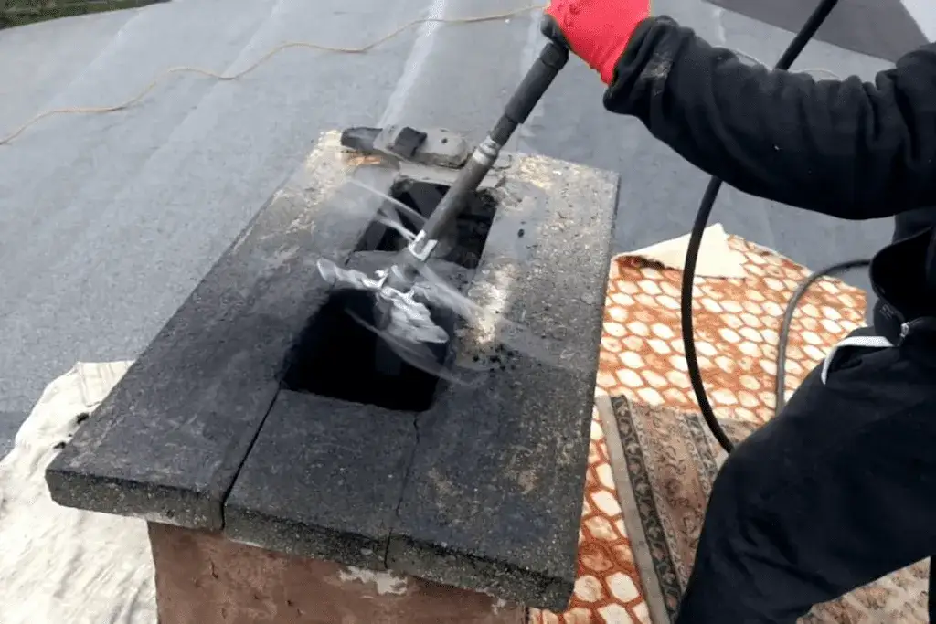 Jak wyczyścić komin domowym sposobem bez ryzyka i kosztów