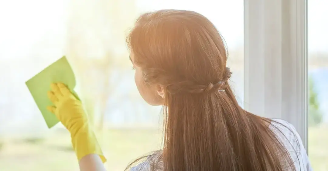 Skuteczne sposoby na usunięcie naklejek z okien plastikowych