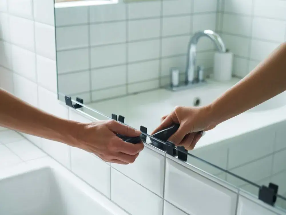 Jak zamontować lustro na ścianie bez wiercenia - proste metody montażu