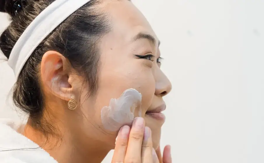 Jak skutecznie zmyć SPF z twarzy? Metoda dwuetapowa krok po kroku