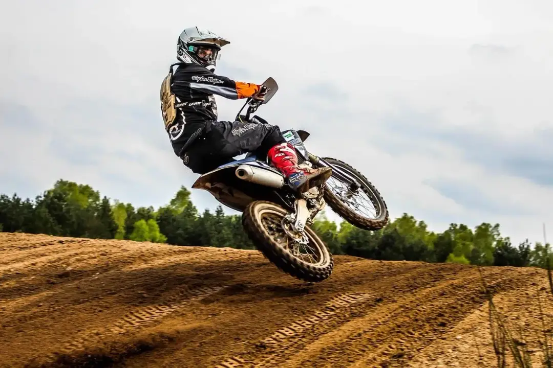 Enduro co to znaczy? Poznaj fascynujący świat sportów motocyklowych