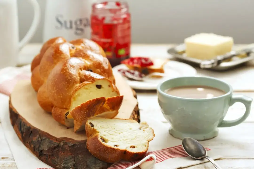 Jak długo piec placek drożdżowy, aby uniknąć zakalca? Sprawdź!