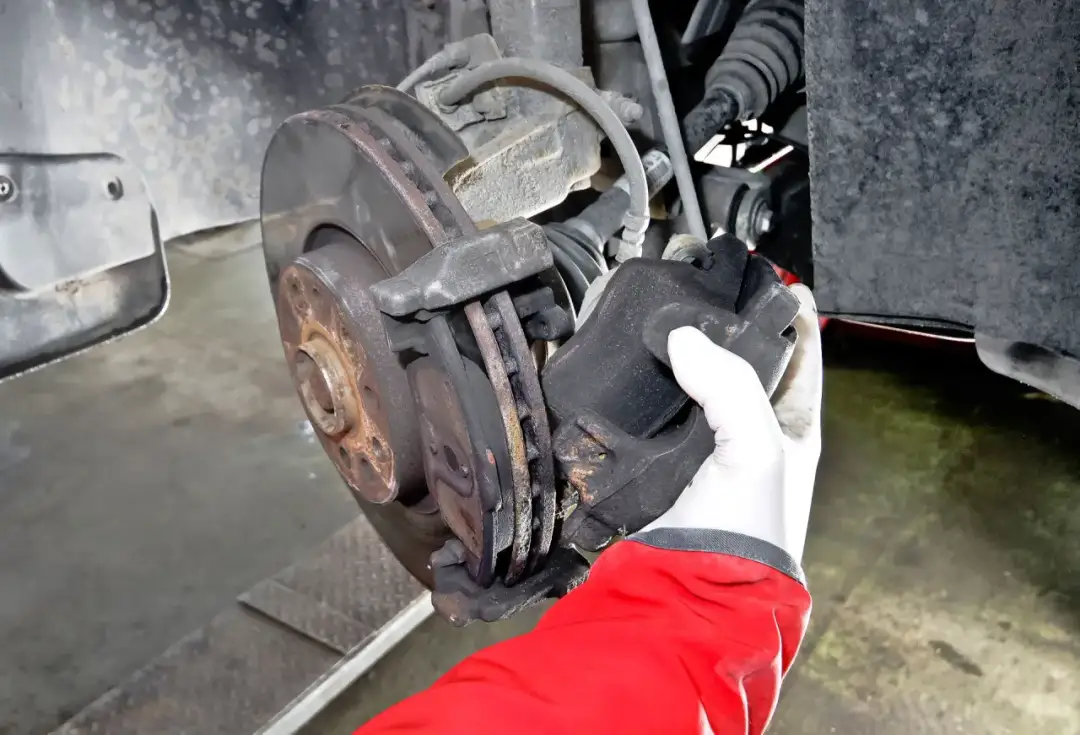 Jak samodzielnie wymienić klocki i tarcze hamulcowe?