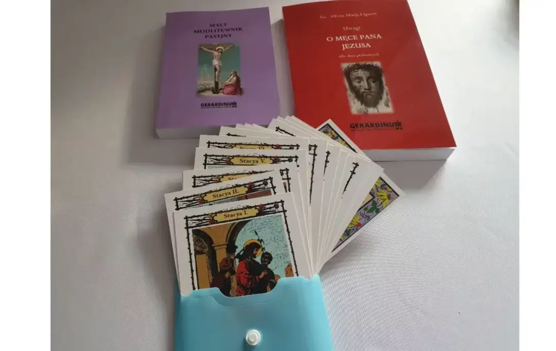 Zestaw kart do nabożeństwa Droga krzyżowa Pana Jezusa, książeczki "Mały modlitewnik pasyjny" i "Uwagi o męce Pana Jezusa".