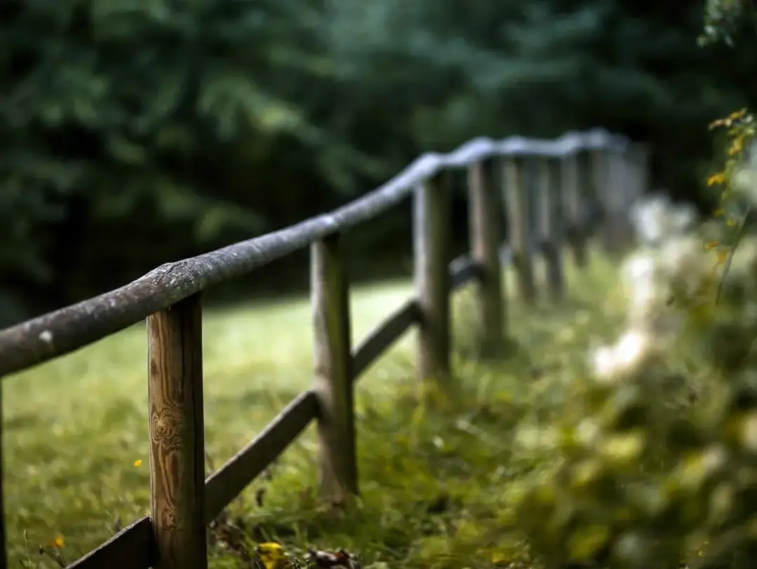 Zbuduj płot z desek poziomych krok po kroku: Oszczędź i zyskaj styl