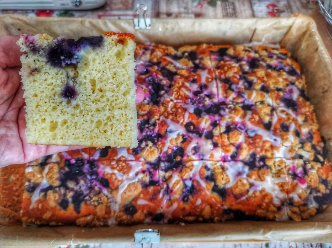 Pyszne ciasto z kwaśną śmietaną – prosty przepis na udany wypiek