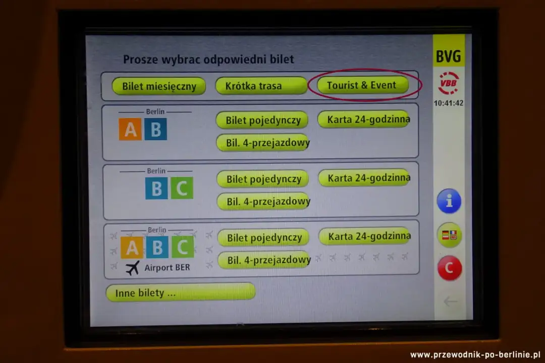 Ekran automatu z biletami BVG w Berlinie. Widoczne opcje: "Tourist & Event", bilety miesięczne, krótkie trasy, bilety pojedyncze i 24-godzinne dla stref A, B, C oraz na lotnisko BER. Sprawdź bilety metro Berlin cennik.
