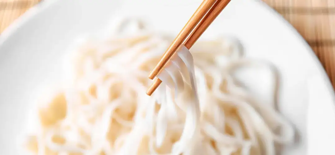 Makaron ryżowy: Dietetyczny czy niebezpieczny dla linii? Poznaj całą prawdę