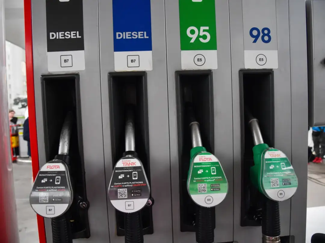 Ile kosztuje alkomat na stacji? Porównanie cen Orlen, BP, Circle K
