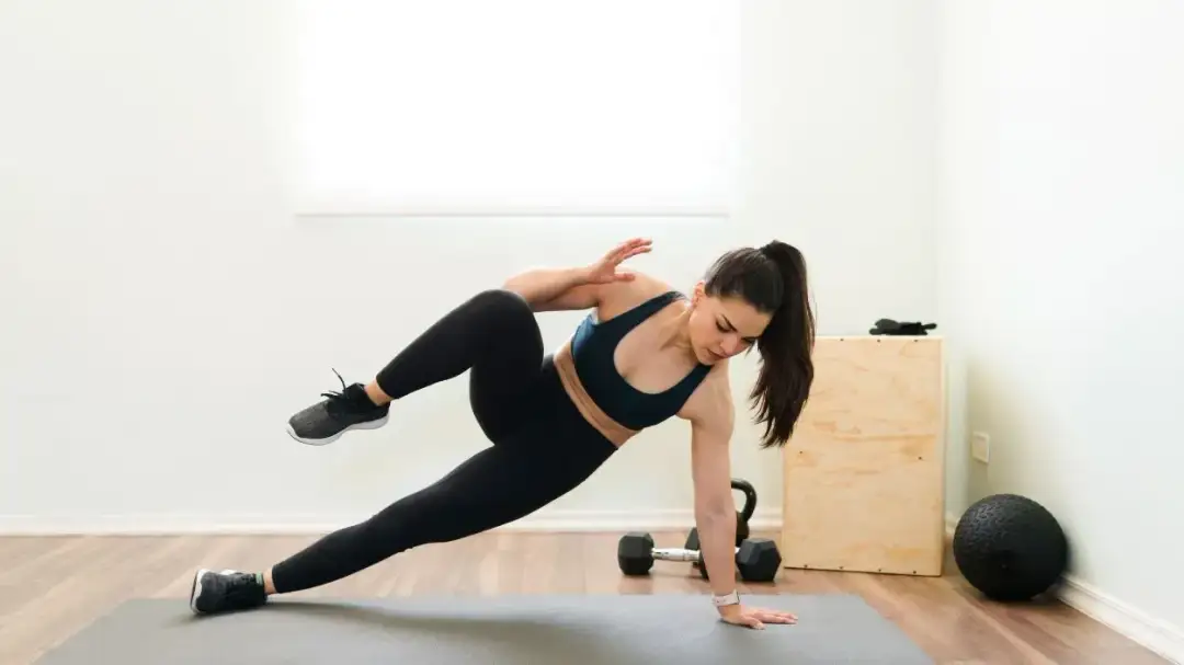 Jak ćwiczyć crossfit w domu: efektywne treningi bez sprzętu