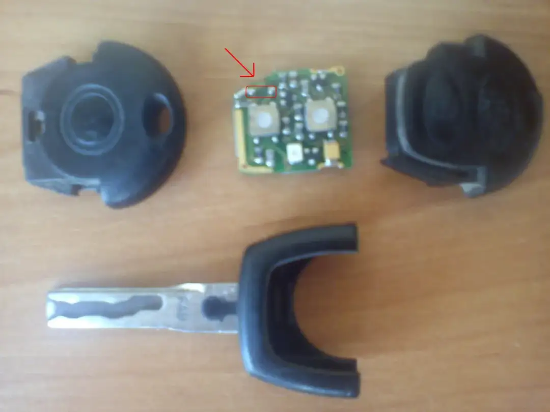 Rozłożony kluczyk samochodowy Skoda Octavia 3: obudowa, płytka drukowana z bateriami i grot kluczyka.