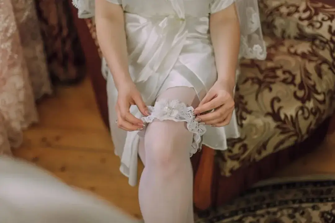 Jakie rajstopy do sukni ślubnej, aby uniknąć modowych wpadek?