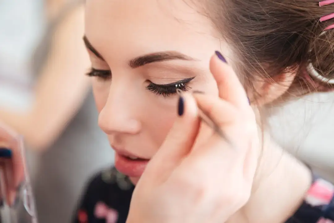 Jak przyklejać sztuczne rzęsy? Zrób to sama jak profesjonalistka!