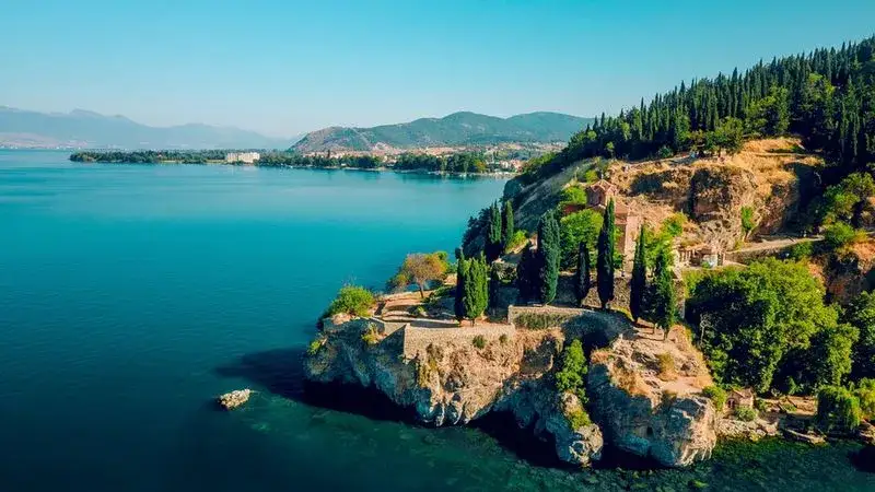 Jezioro Ochrydzkie: Tajemnice, atrakcje i niezapomniane widoki