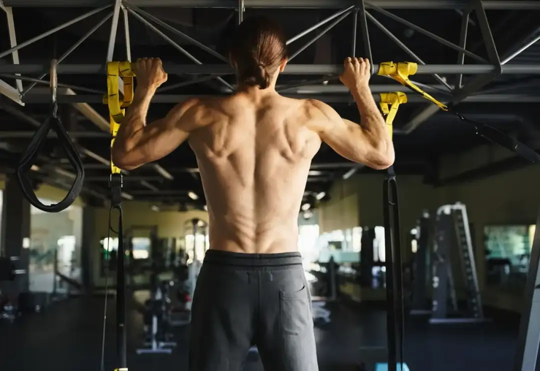 Jak ćwiczyć plecy efektywnie: najlepsze techniki i ćwiczenia dla każdego