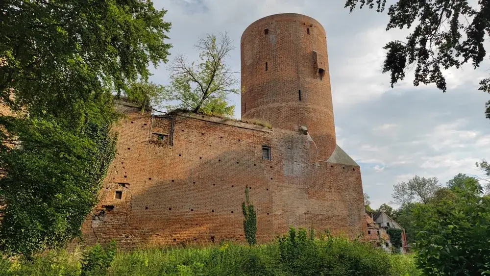 Zamek Joannitów w Swobnicy: Historia, Tajemnice i Atrakcje Turystyczne