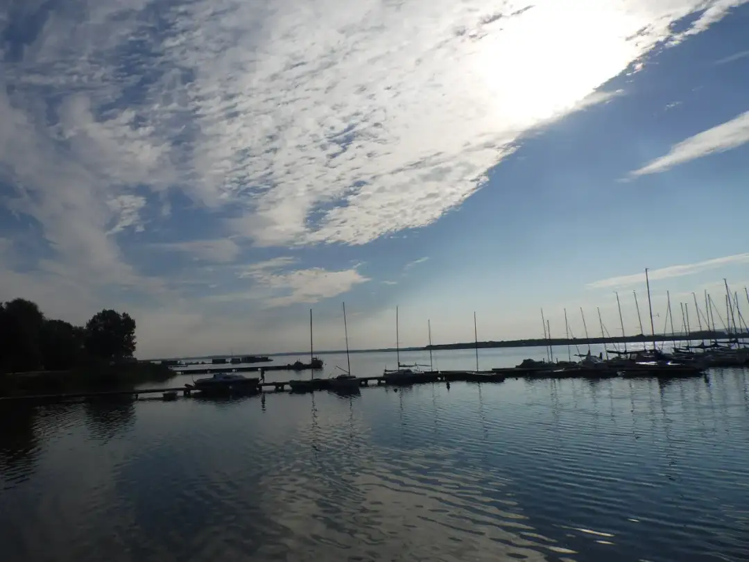 Mielno z Warszawy: Jak dojechać tanio, szybko i wygodnie?