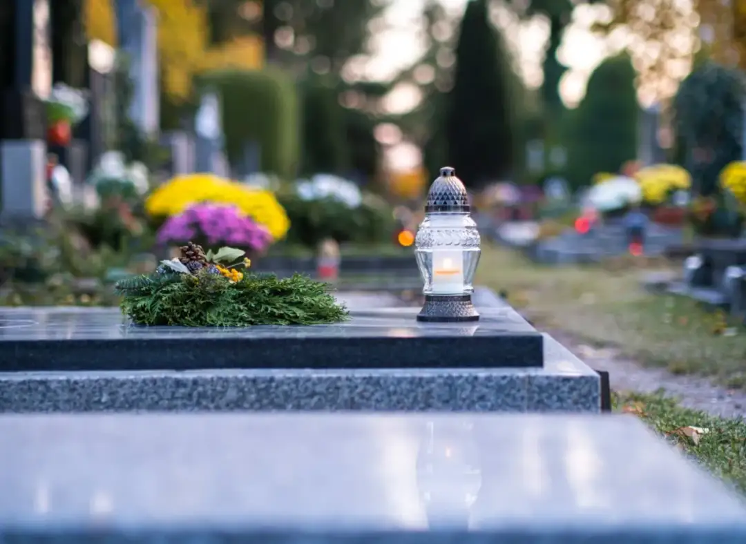 Jak zabezpieczyć kwiaty na cmentarzu przed kradzieżą i uniknąć straty