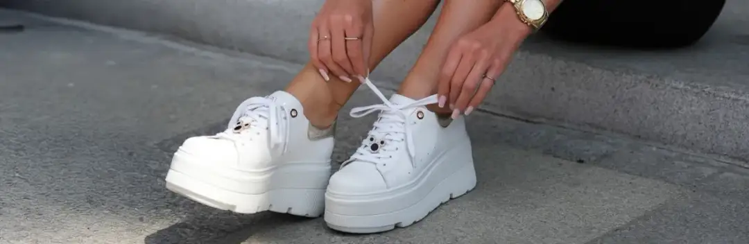 Co to są buty sneakersy? Odkryj ich cechy i stylowe zastosowanie