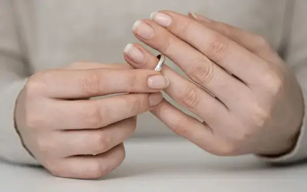 Opuchnięty palec? Jak ściągnąć obrączkę bezpiecznie i bez bólu.