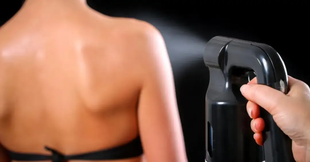 Jak wygląda opalanie natryskowe? Sprawdź, co musisz wiedzieć przed zabiegiem