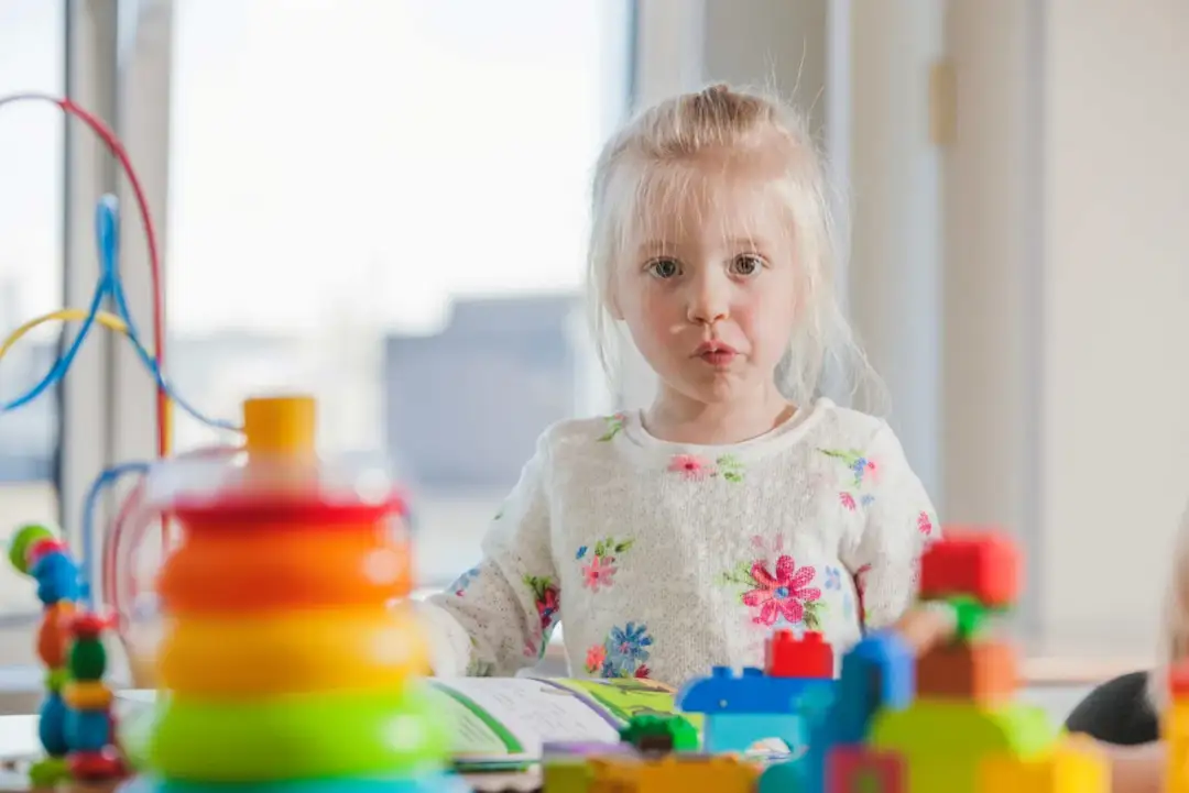 Przedszkole integracyjne co to znaczy i jak wspiera dzieci z niepełnosprawnościami