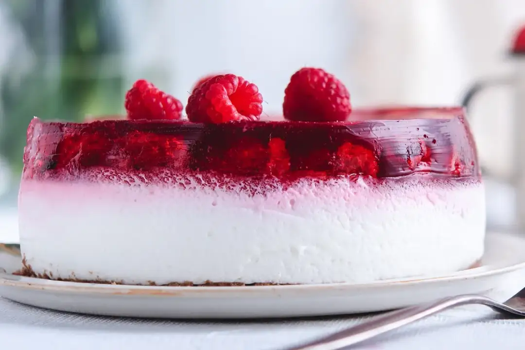 Sernik na zimno z galaretką: Ile ma kalorii i jak zrobić go fit?