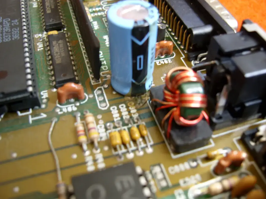 Spuchnięty kondensator? Napraw płytę główną i oszczędź!