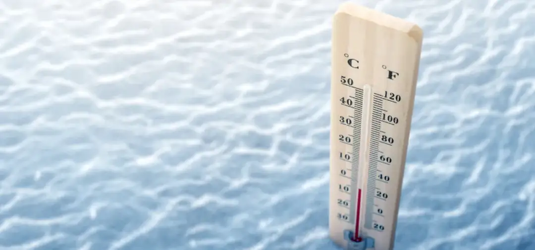 Termometr pokazuje, ile stopni ma woda w Bałtyku. Wskazuje ok. 10°C, co oznacza chłodną kąpiel.