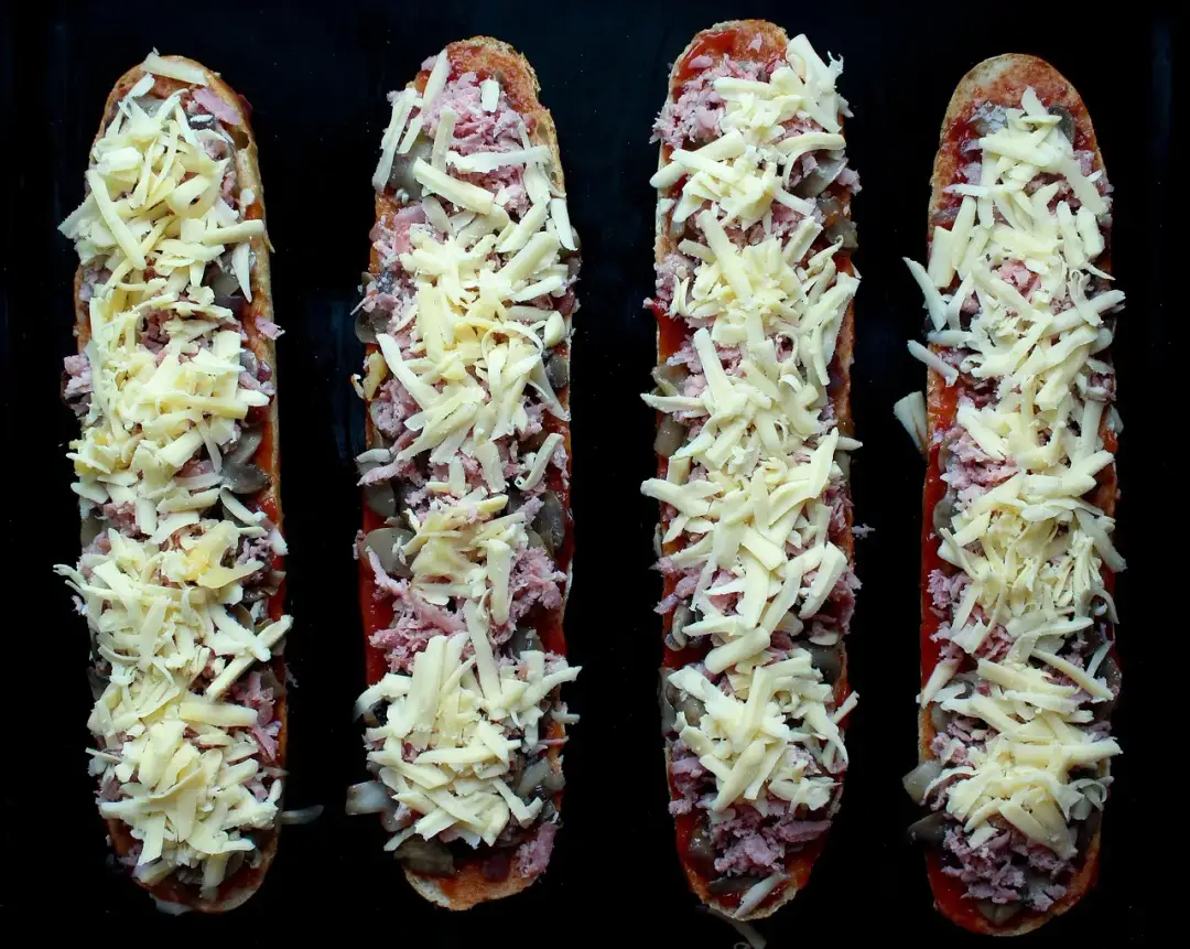 Zapiekanka polska – historia, przepisy i tajemnice tej kultowej przekąski