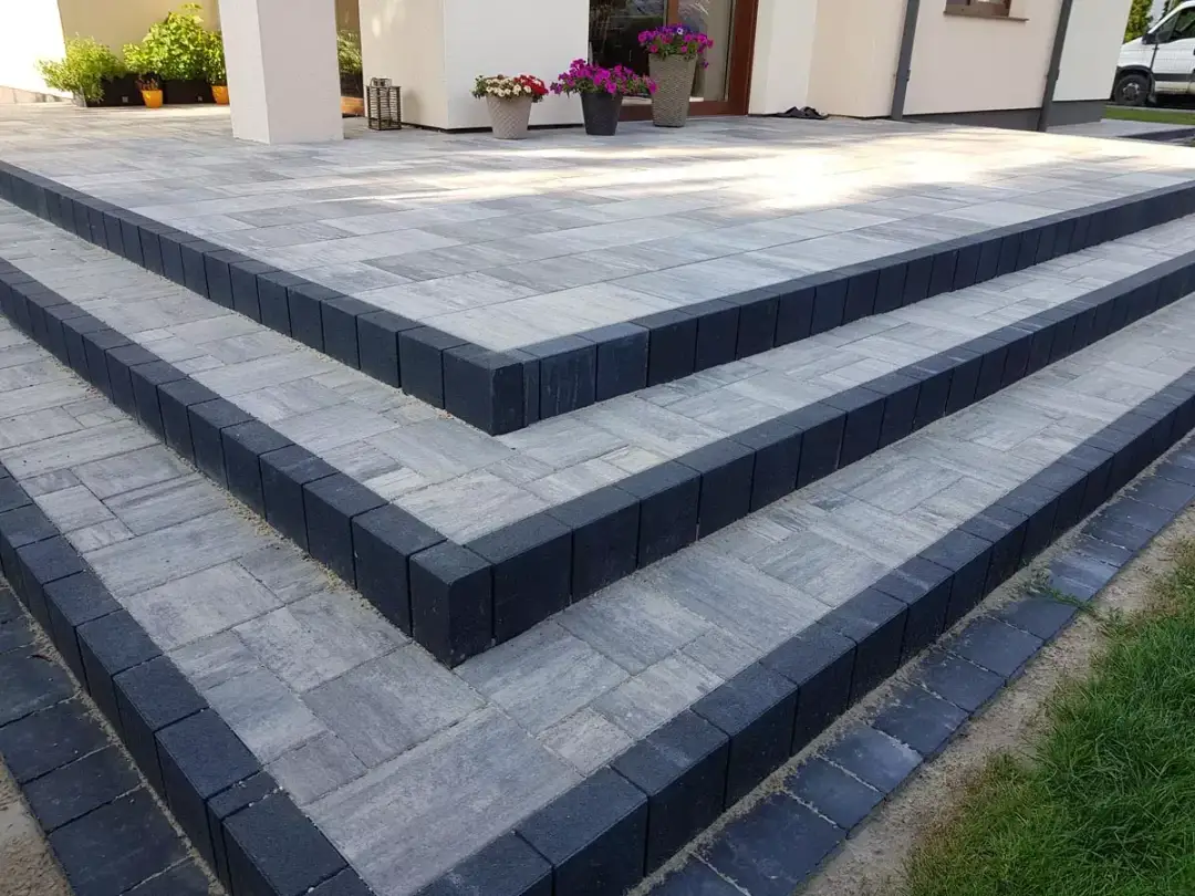 Taras z kostki czy drewna? Wybierz świadomie: koszty, trwałość, komfort