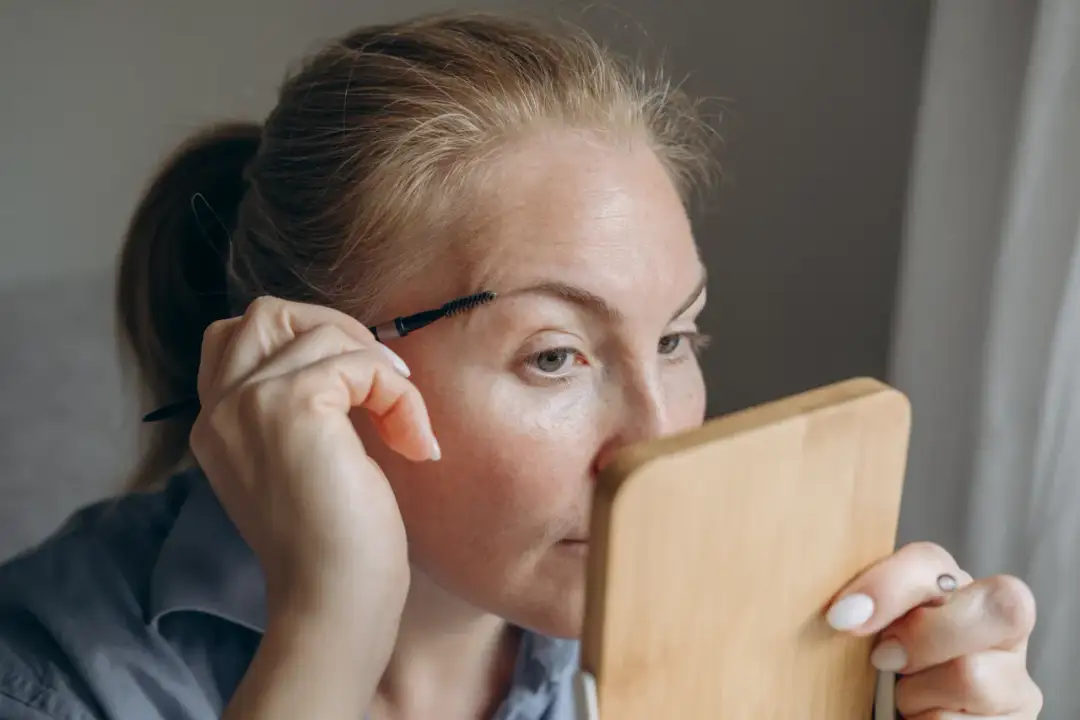 Naturalna oprawa oka – jak podkreślić brwi i dlaczego warto to robić?