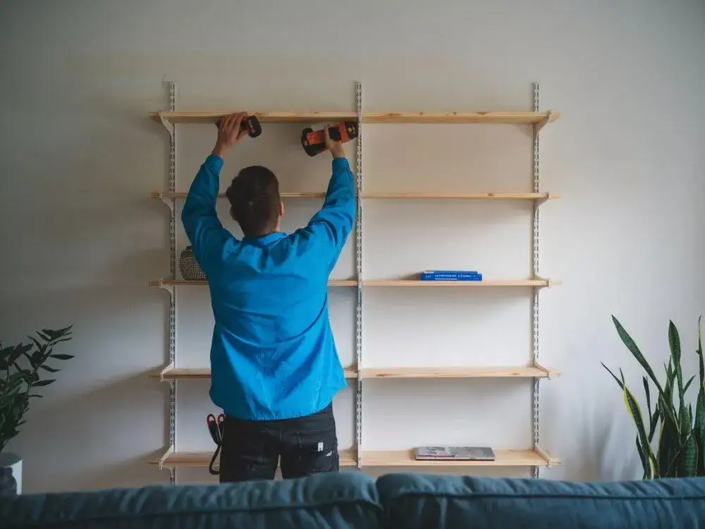 Jak przymocować regał do ściany - uniknij niebezpieczeństwa i błędów