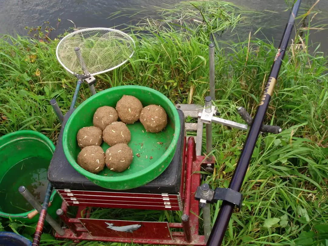 Domowa zanęta na leszcza: 4 przepisy i sekret sukcesu