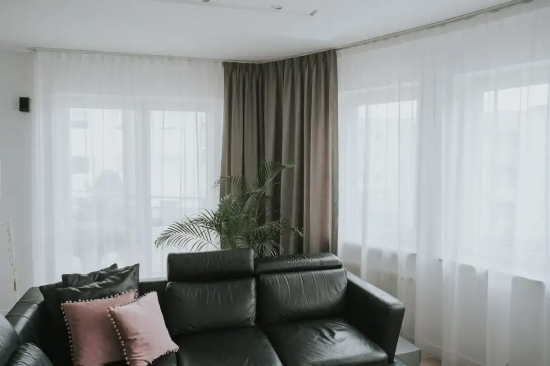 Jakie zasłony do czarnej kanapy? Odkryj idealne połączenia kolorów