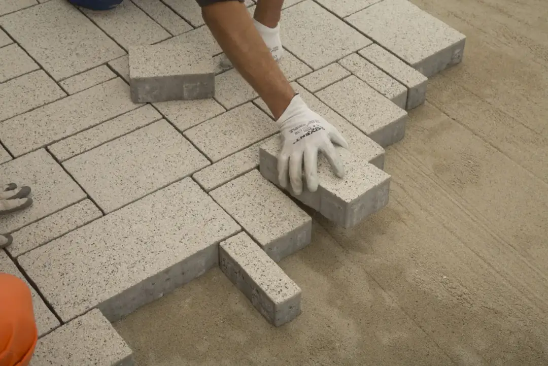 Jak ułożyć kostkę brukową na podjeździe bez błędów i oszczędności