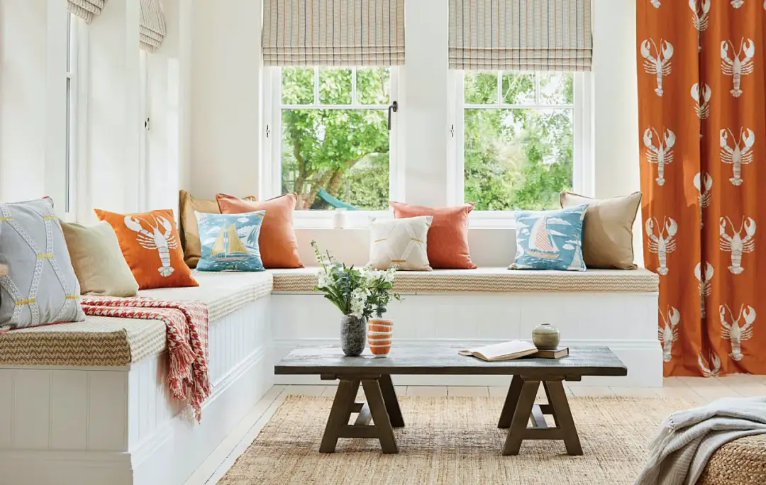 Jak ozdobić parapet w salonie – 10 kreatywnych pomysłów na dekorację