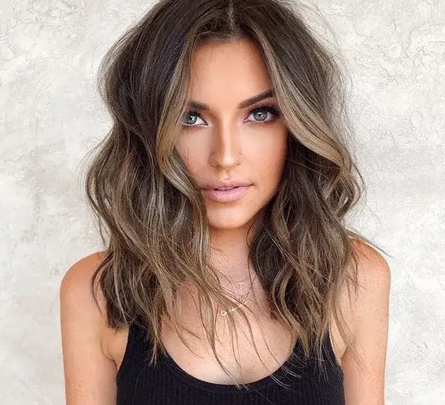 Ciemny odrost przy blondzie jak zrobić, aby wyglądać naturalnie